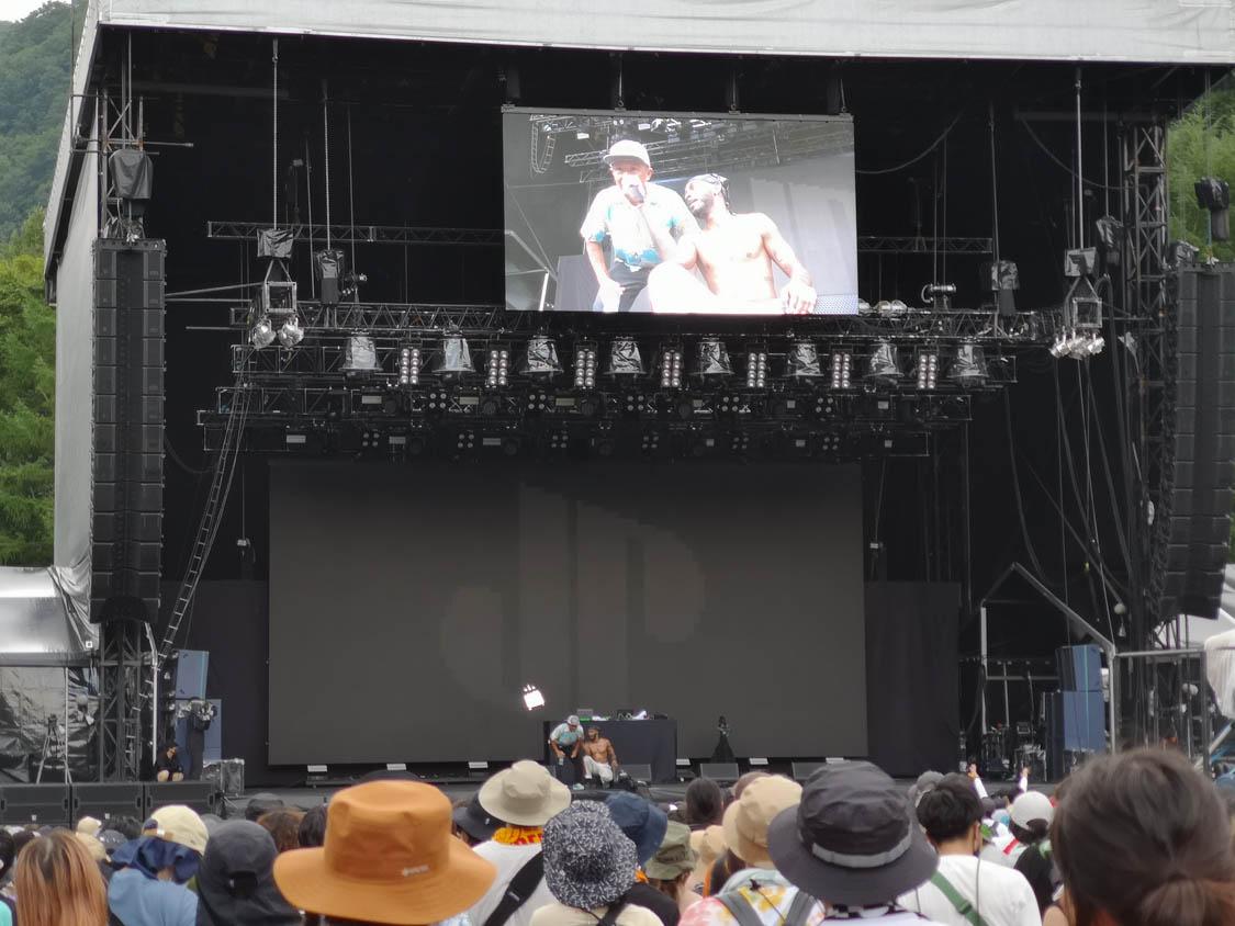 スタッフを呼んで通訳をさせていました。