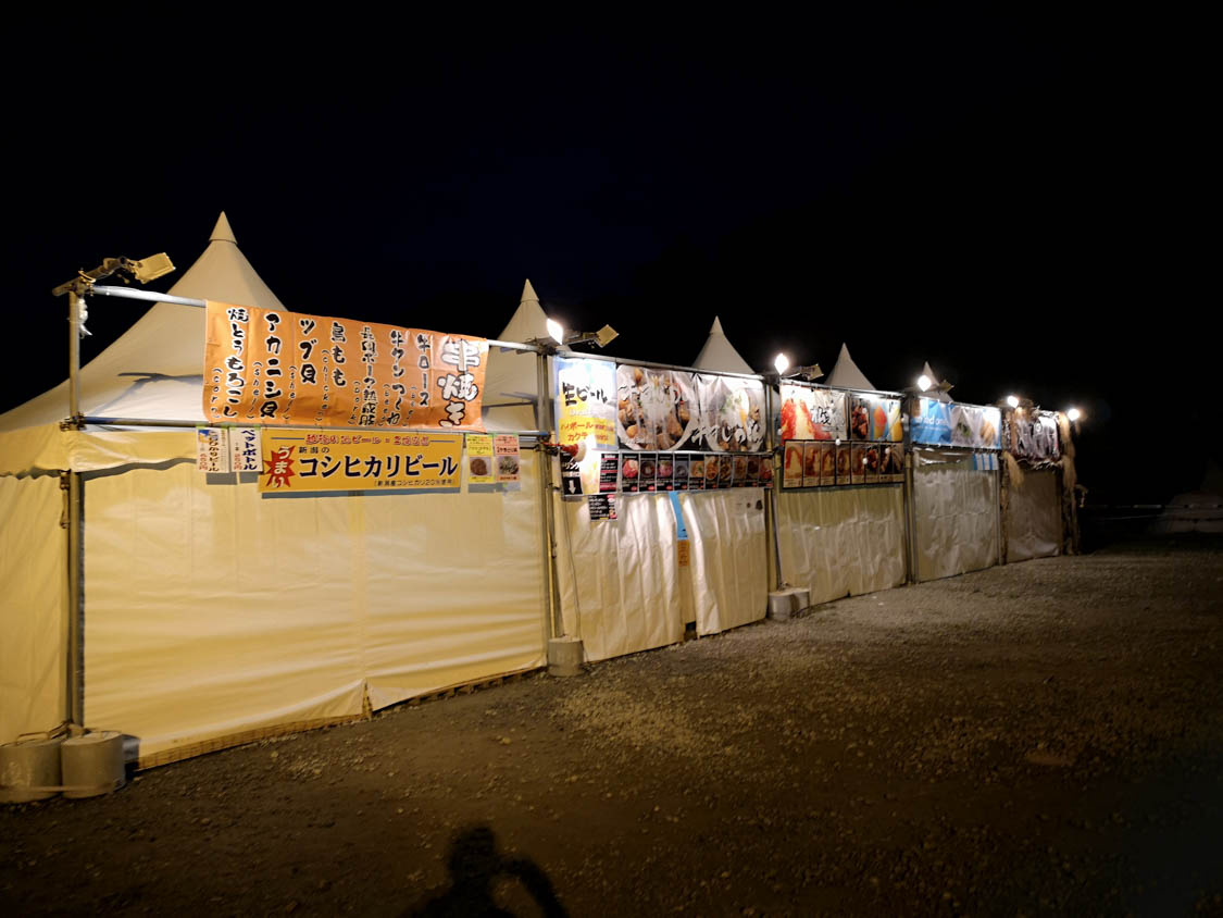 深夜は飲食店が閉店しています。