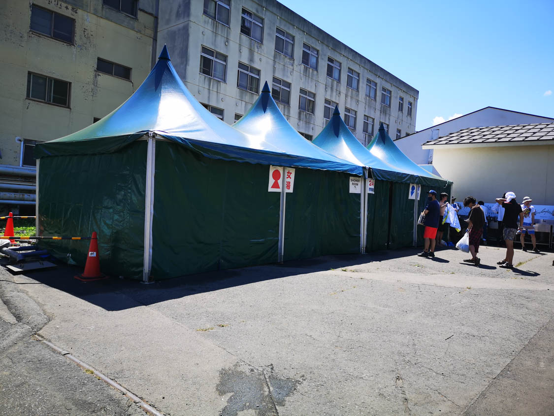 女湯、男湯と書いていますが簡易シャワー。