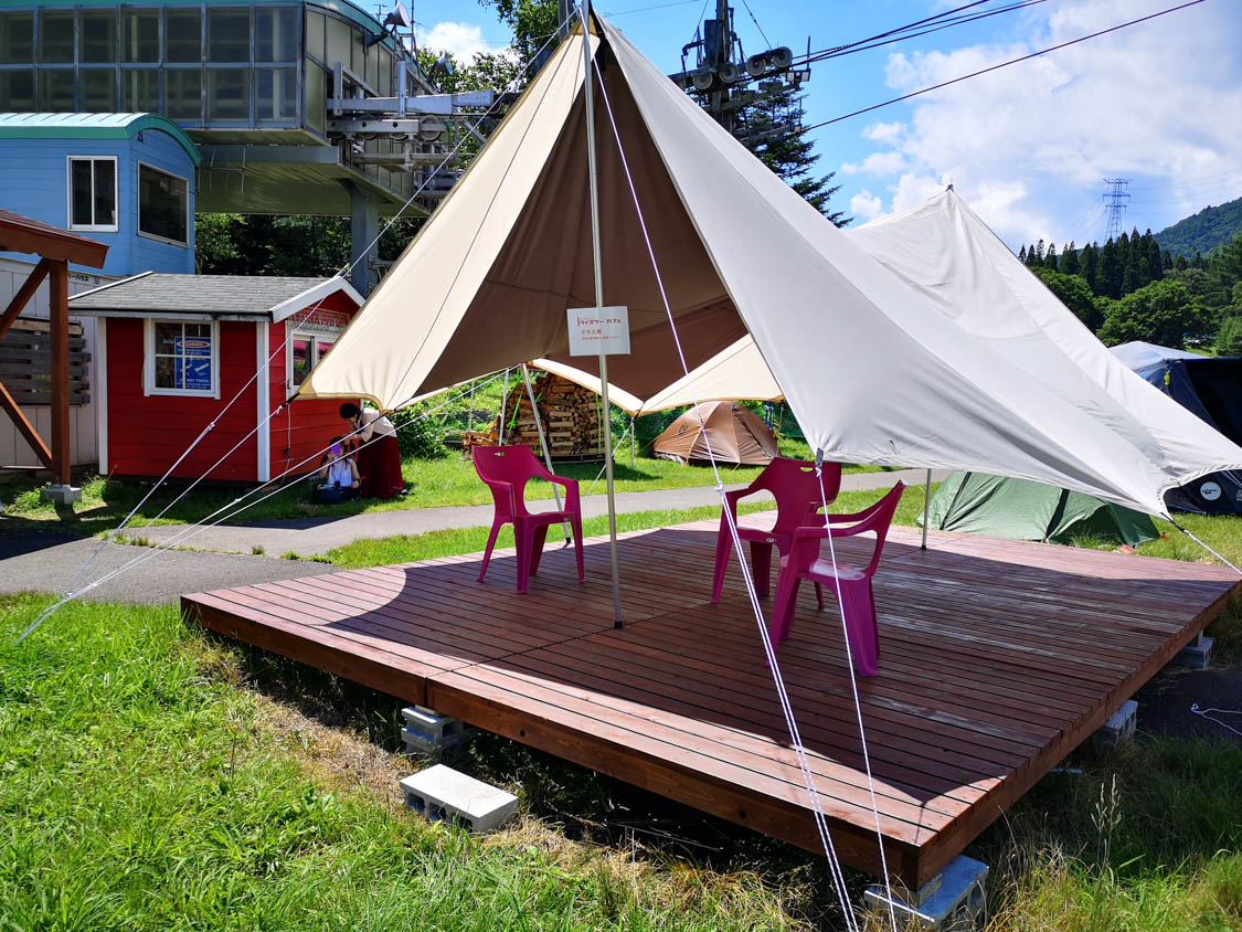 ウィスラーカフェのテラス席。