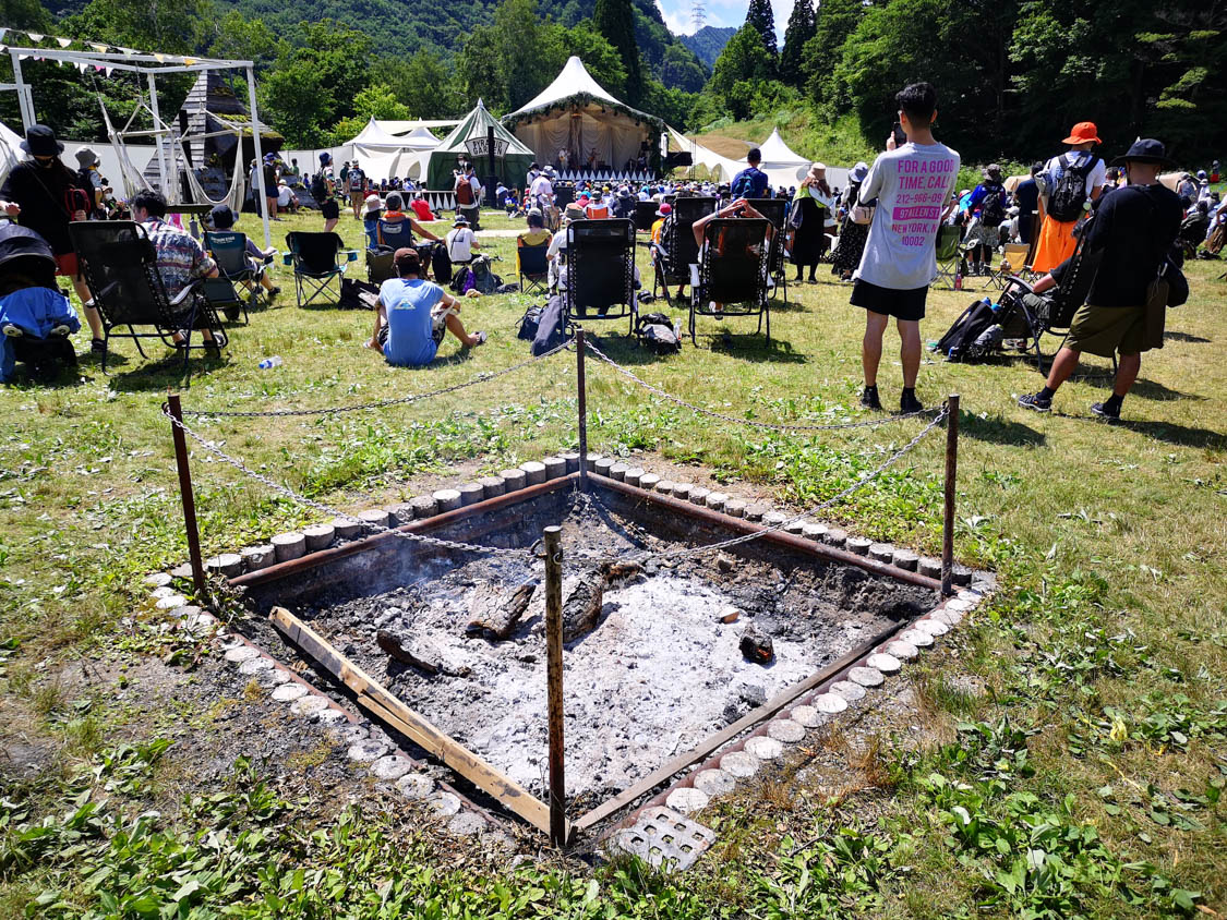 たき火の場所。囲いが整備されました。