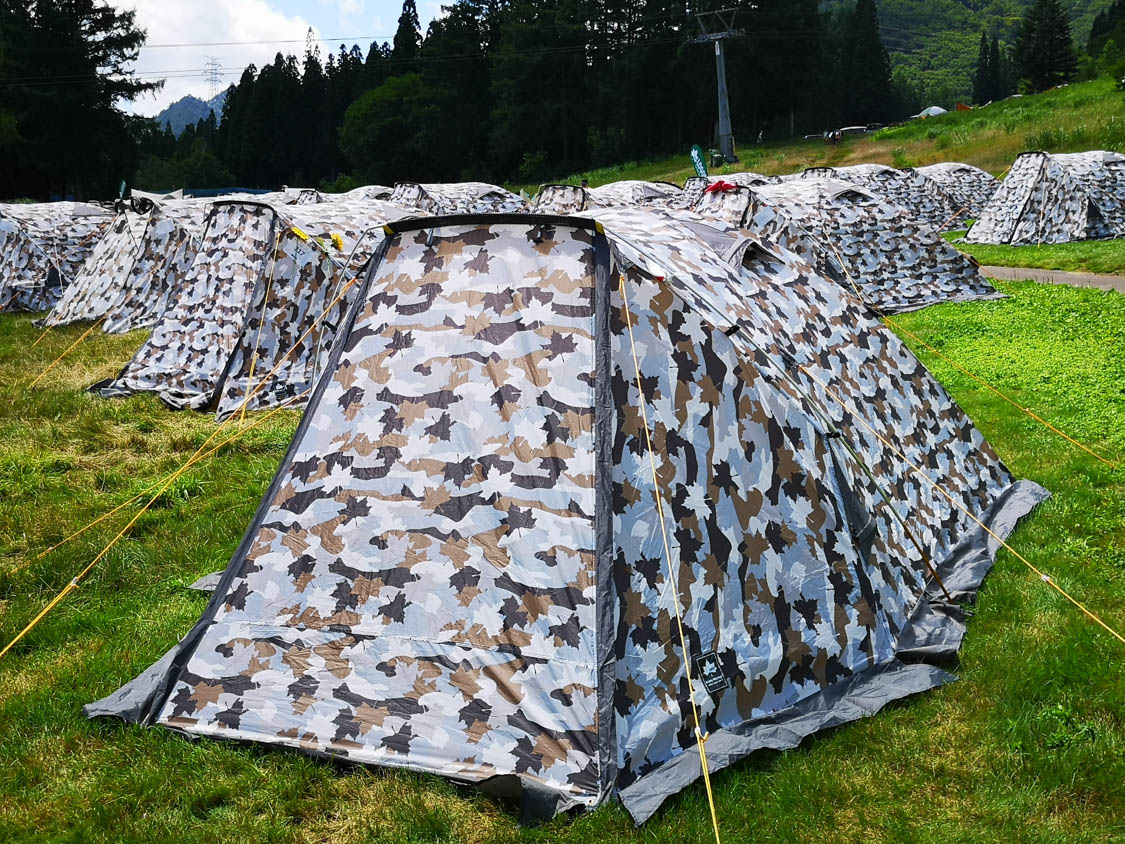 ロゴスのテント群。