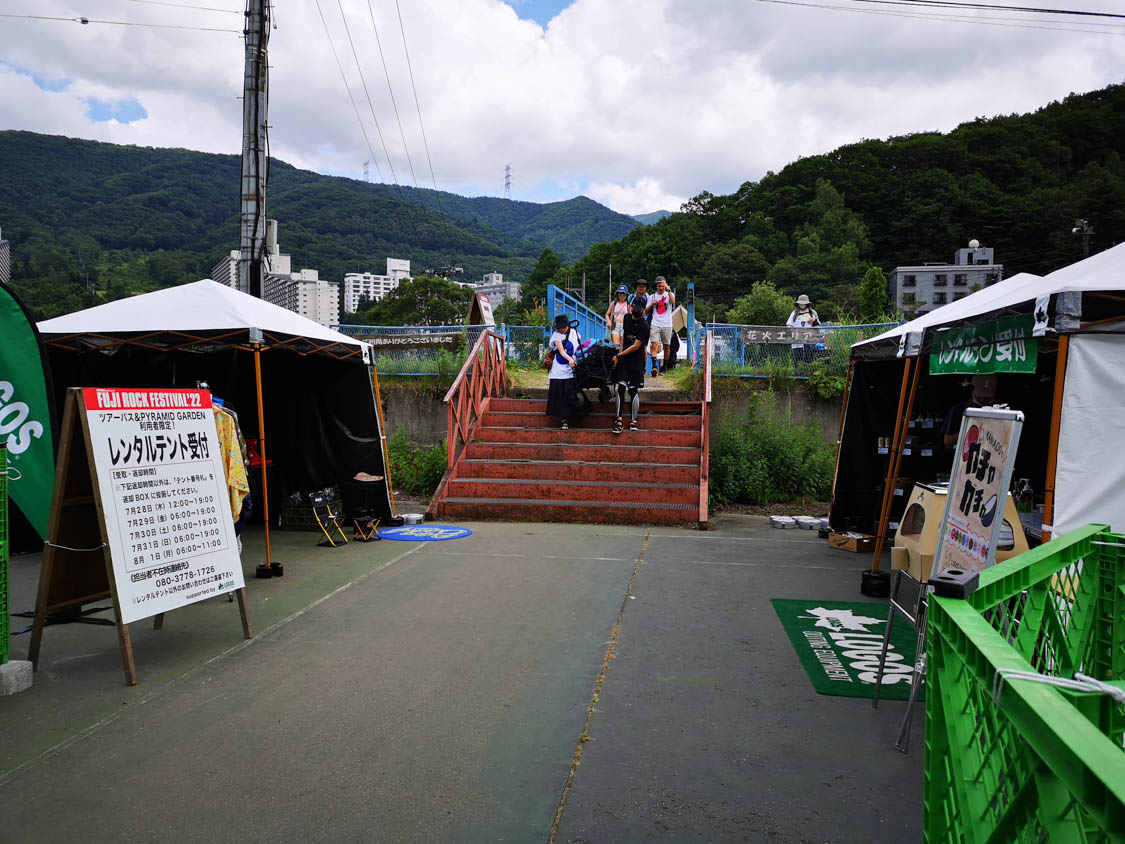 浅貝川を渡って場外の駐車場へ。