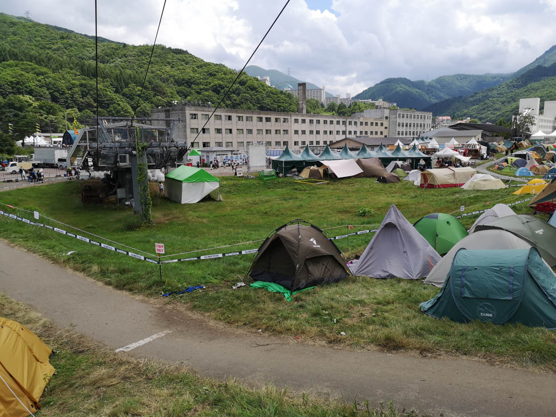 窪地は危険なのでテントがありません。