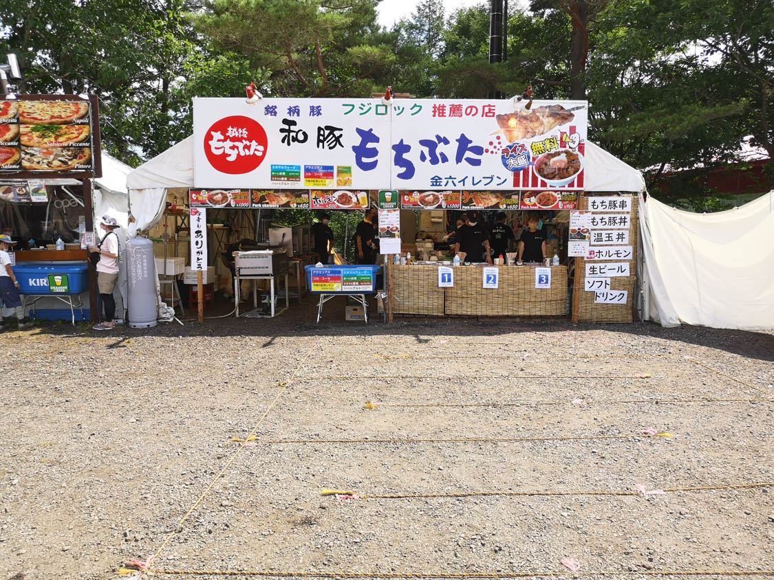 行列用の誘導ロープが地面に張ってあります。