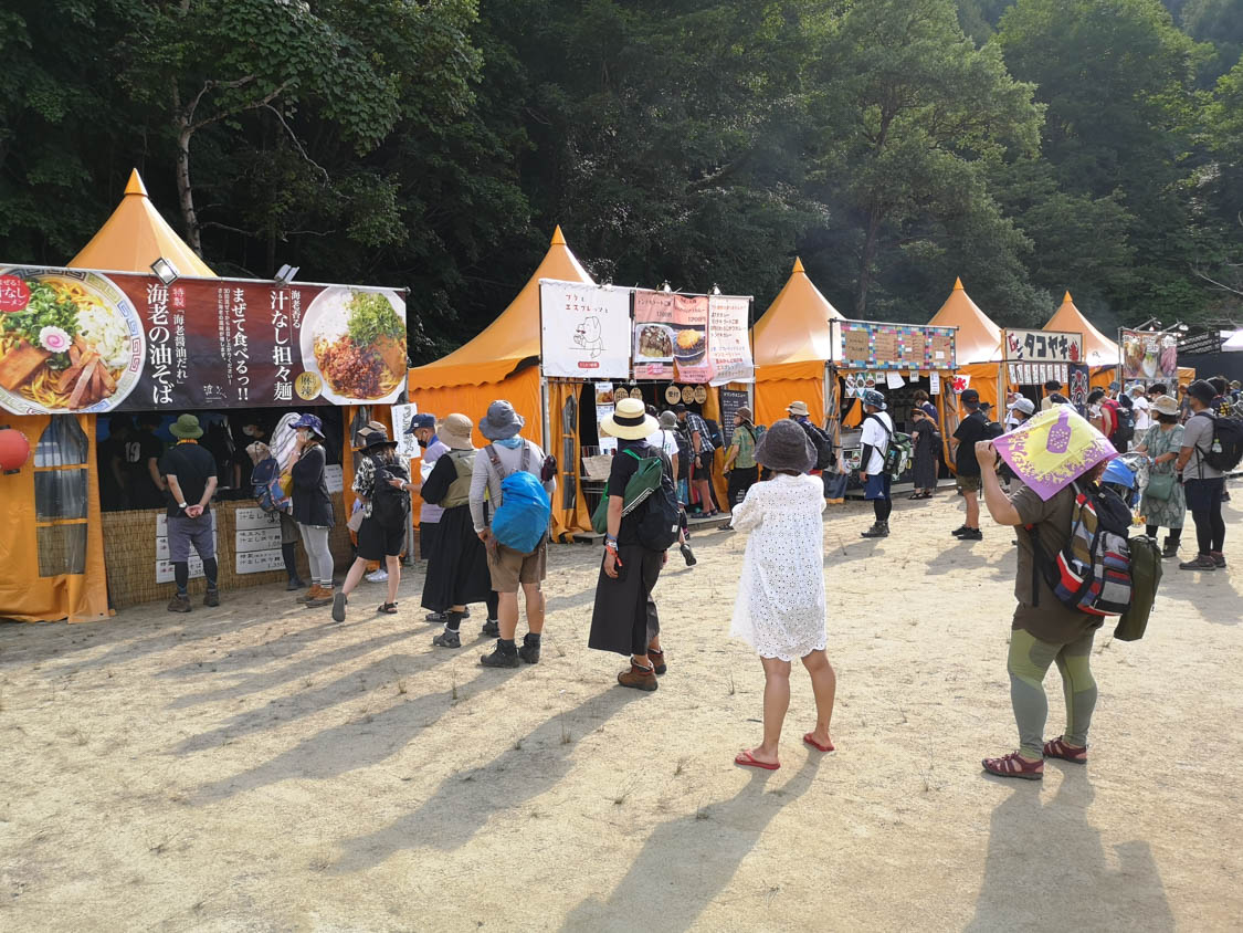 オレンジカフェの飲食店の並び。