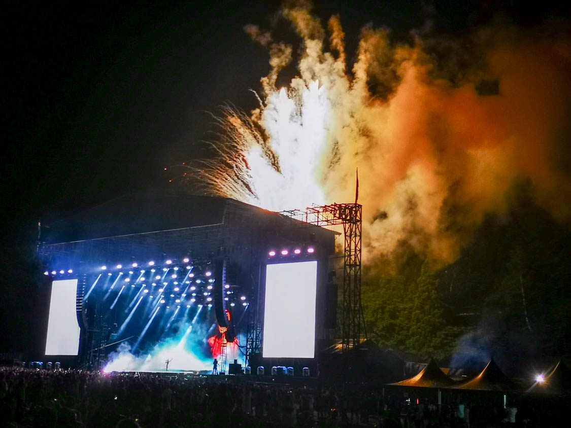 ステージ裏から花火が上がりました。