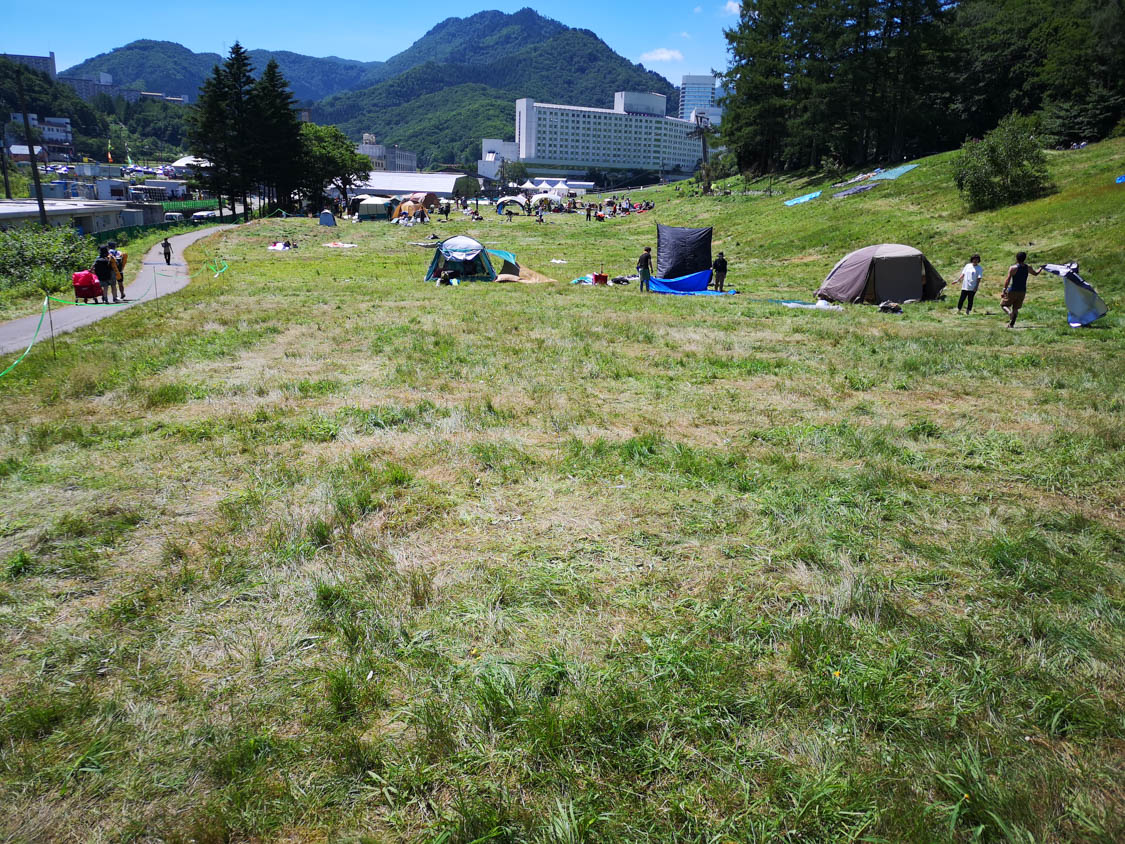 キャンプサイト。月曜午前10時ごろ。