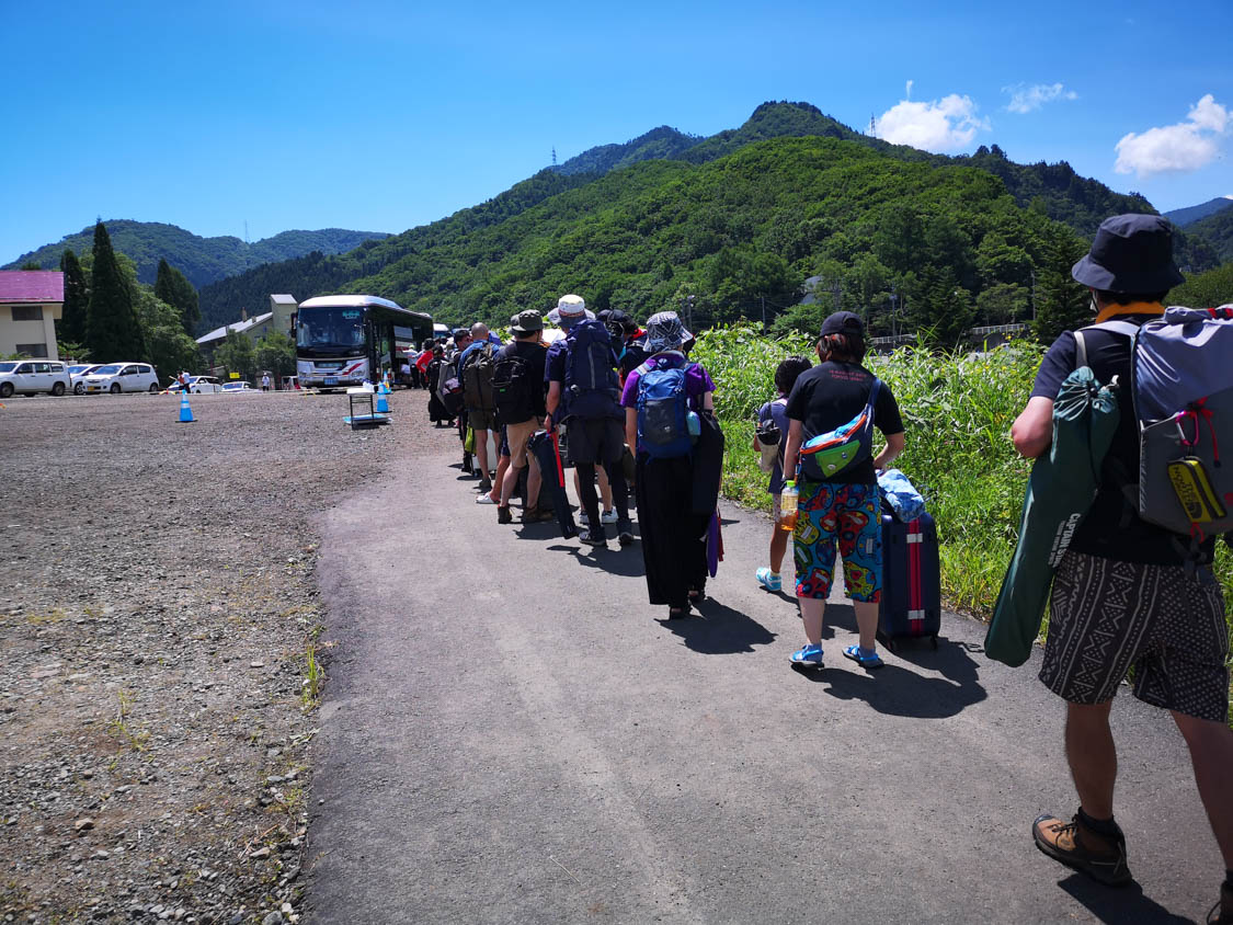 シャトルバス乗り場へ。