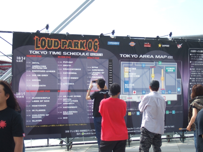 タイムテーブルと会場図。ステージが3つあるので全部のアーティストを見ることはできません。