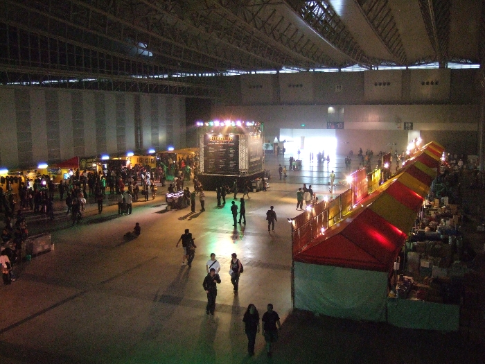 飲食店、物販店が並ぶスペース。