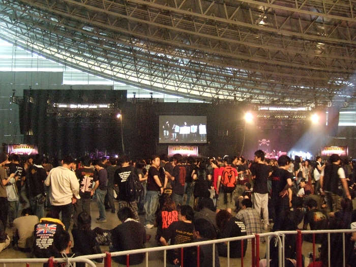 左右に分かれたステージ。一方のステージが演奏している間にもう一方のステージで設営が行われます。2つのステージの間に大型モニターがあります。