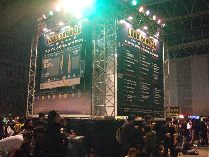 メッセ内にある案内板。サマーソニックと同じ形です。