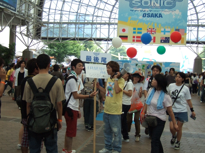 グッズ売り場に並ぶ人。1時間30分待ち。