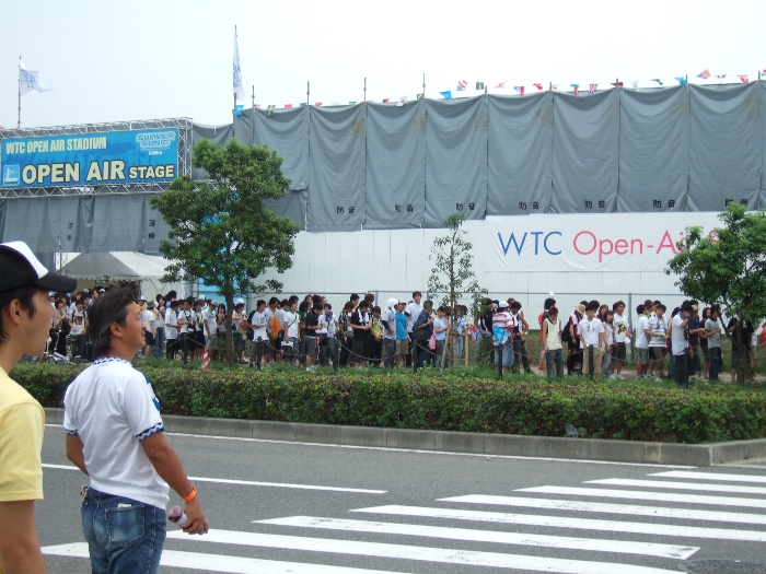 天保山のメーンステージはオープンエア・ステージですが、音量が大きいと付近住民から苦情が出て、防音幕を張っています。