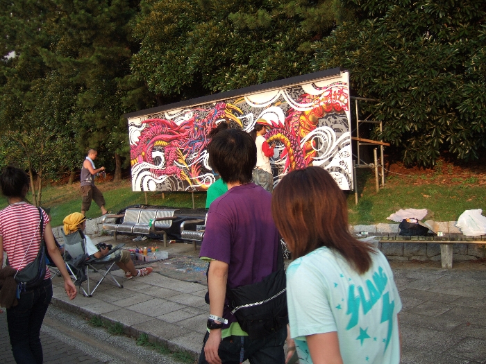 凝ったデザインの絵。同サイズの絵が何カ所にもあります。それぞれデザインも異なっています。