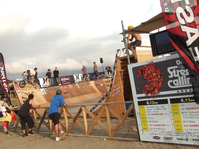 自転車、スケートボードでパフォーマンスをする人。ウドー・ミュージック・フェスティバルの会場にもありましたが、ウドー・ミュージック・フェスティバルよりも小型です。