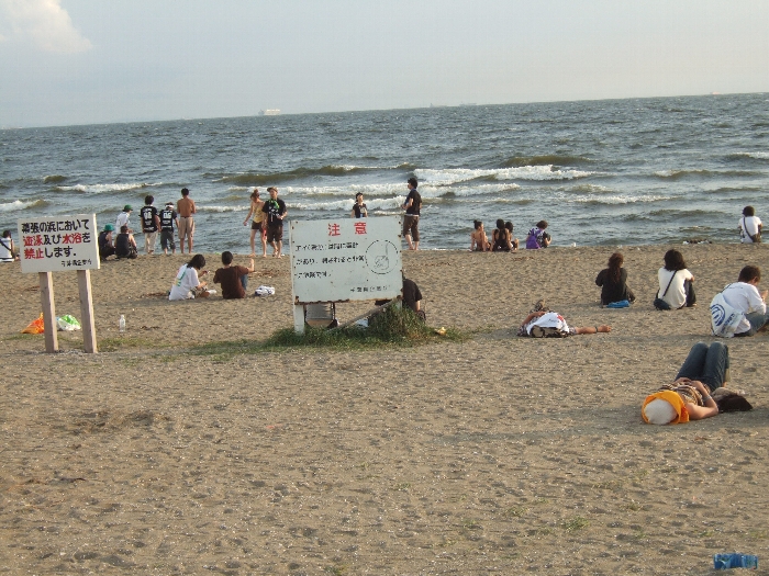 ビーチ・ステージの横は海岸です。泳げません。