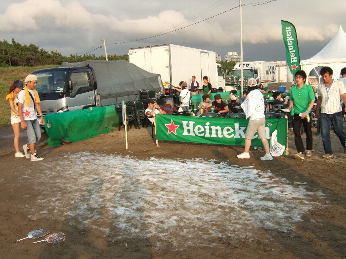 ビーチ・ステージは砂浜の上にありますが、砂浜に入ってすぐのところに雪の残りがありました。