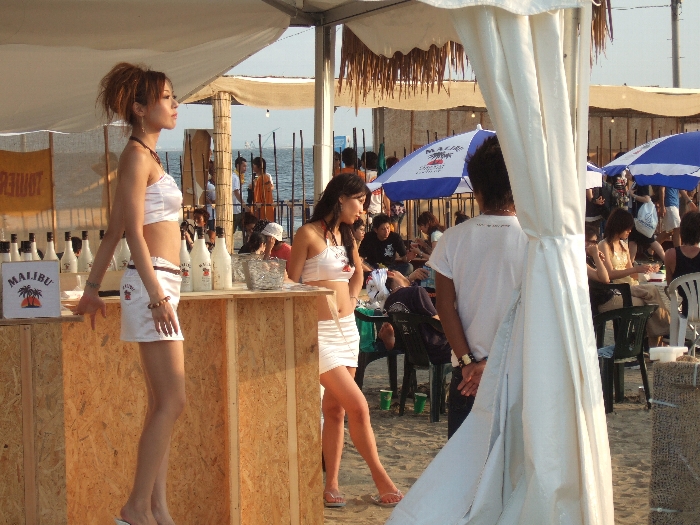 フジロックフェスティバル、ウドー・ミュージック・フェスティバルなど、ロック・ポップス系フェスティバルには1、2店舗ぐらいキャンペーン・ガールを伴う店があります。