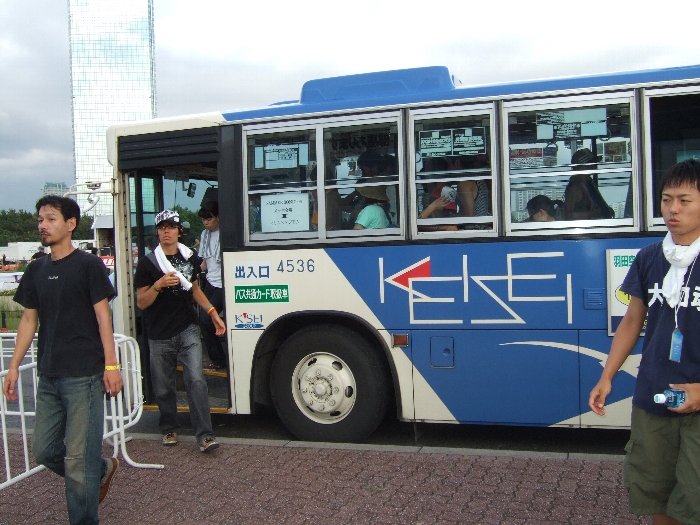千葉マリンスタジアムと幕張メッセを10分間隔で結ぶ無料シャトルバス。大阪にはないサービス。