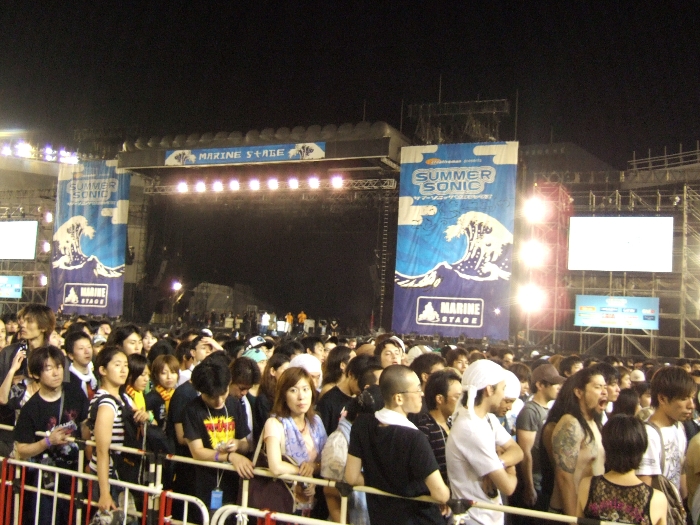 最後の公演が終わって退場する人の列。万単位の人が一斉に退場することはできないので、退場に数十分かかります。