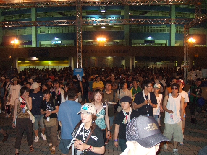 マリン・ステージから出てくる人の波。