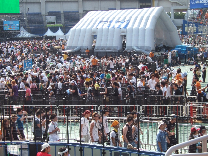 ステージ後方。