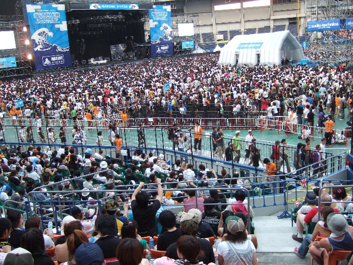 入場制限がかかる前。いす席もほとんどが埋まっています。