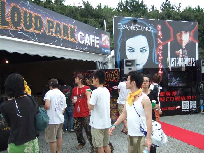 サマーソニックの主催者であるクリエイティブマンが、10月に幕張メッセで開催するラウド・パークのブースを設置しています。