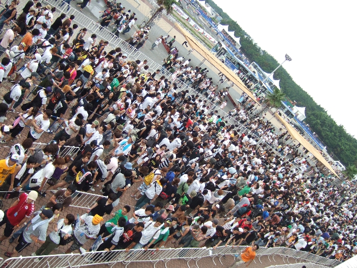 アーティストグッズ、サマーソニック公式グッズ売り場に並ぶ人。列が何重にも重なっています。