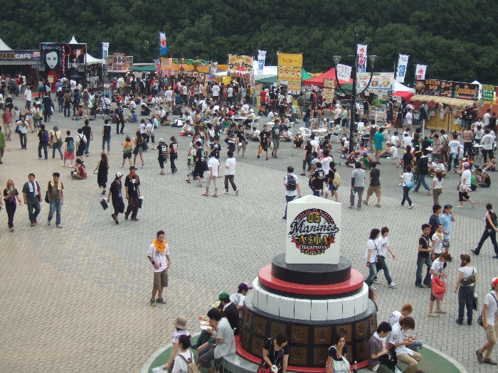 球場を囲むように飲食店などが並びます。
