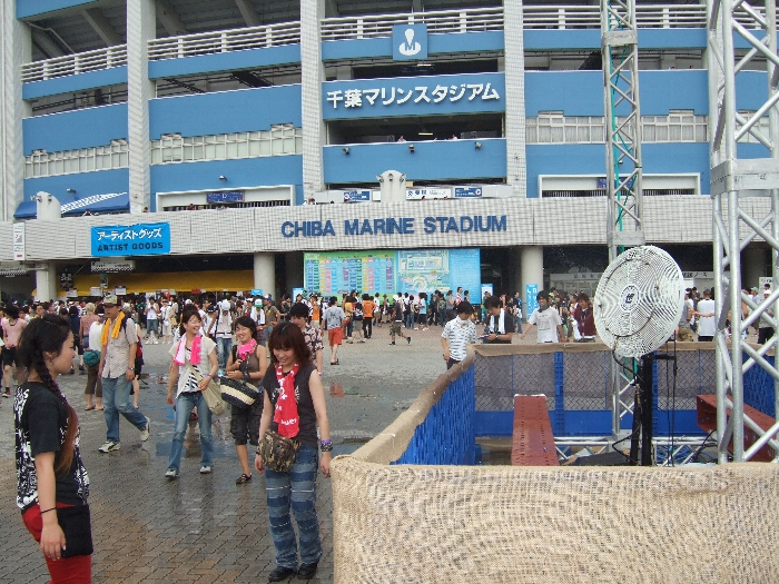 時間によっては入り口で霧が噴射されています。