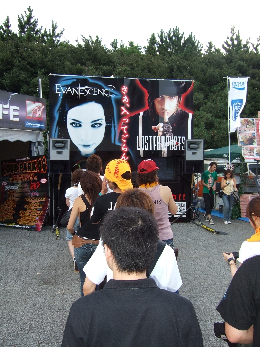 エヴァネッセンスとロストプロフェッツのブース。サンプル盤の無料配布に並ぶ人たち。
