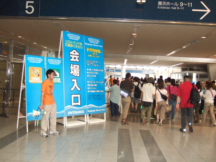 幕張メッセは入り口が8カ所あります。マウンテン・ステージとソニック・ステージそれぞれに近い方から入れます。