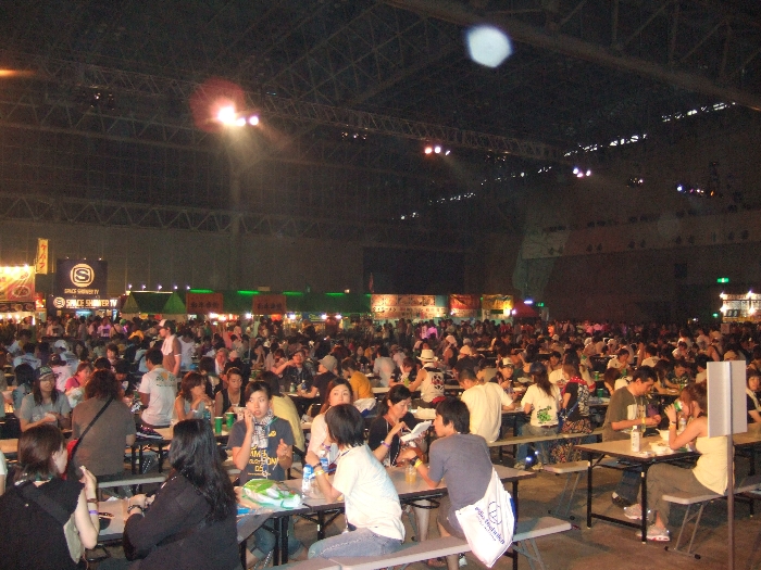 主に飲食用に並べられたと思われる大量のいすと机。