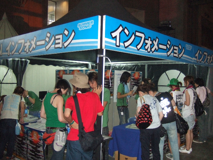 幕張メッセに入り、1階に降りてすぐにあるインフォメーション。 