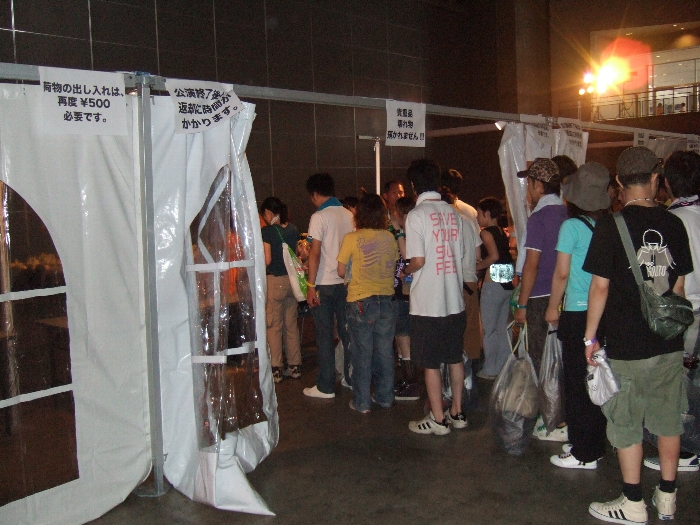 クロークに並ぶ人。クロークに預けなければならないほどの荷物は、初めから持たない方が賢明でしょう。