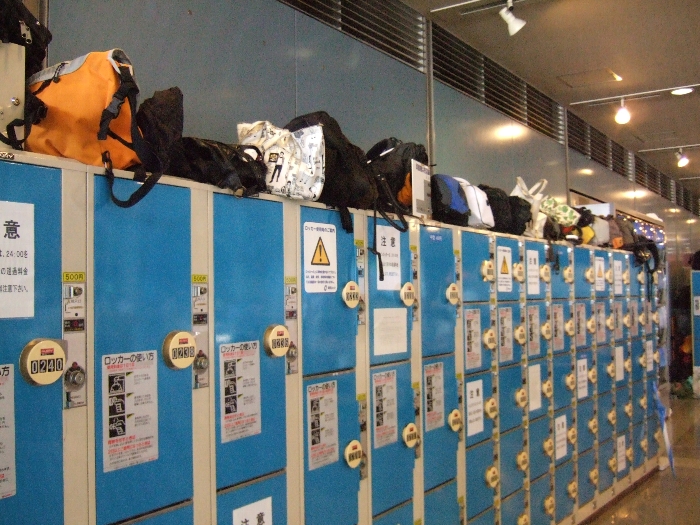 ロッカーの上に置かれた荷物。