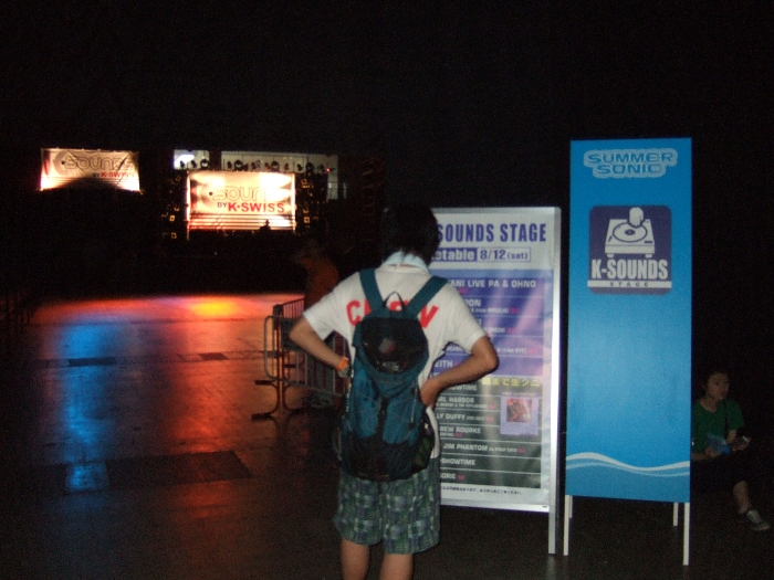 主にクラブ・ミュージックが演奏されるK・サウンズ・ステージ。公演前。