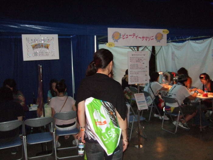 ビューティーサマソニ。爪をデザインしてくれます。その隣はタロット占いができるところ。