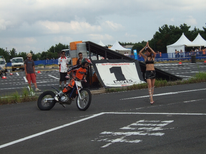 女性を中心にしてバイクで弧を描くように回転。