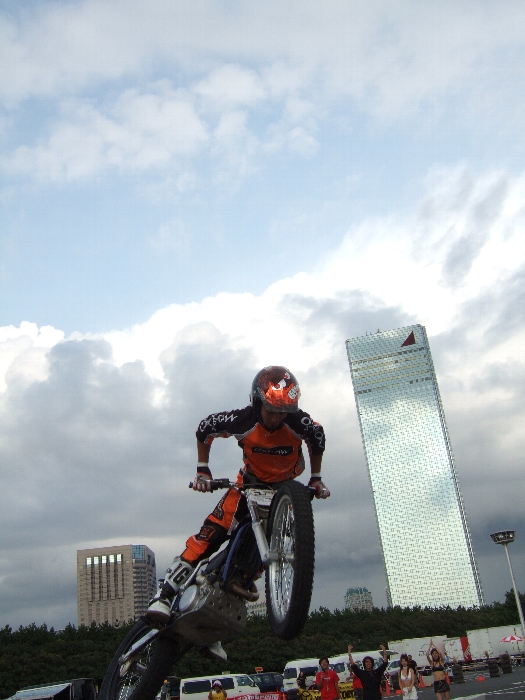 すぐ近くで曲乗りをやってくれます。ショーをやっている間はずっと実況のアナウンスがあります。