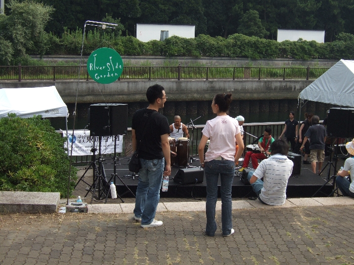 幕張メッセから徒歩で千葉マリンスタジアムへ向かう途中にあるリバーサイド・ガーデン。