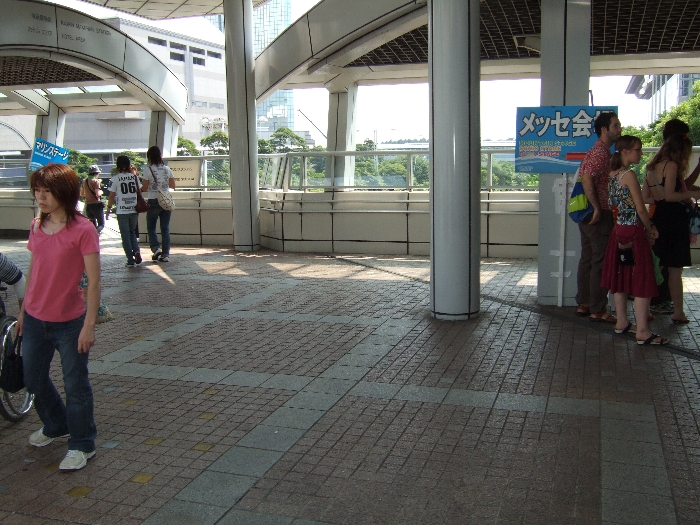 幕張メッセと千葉マリンスタジアムとの分かれ道。どちらに行ってもリストバンドの交換はできます。
