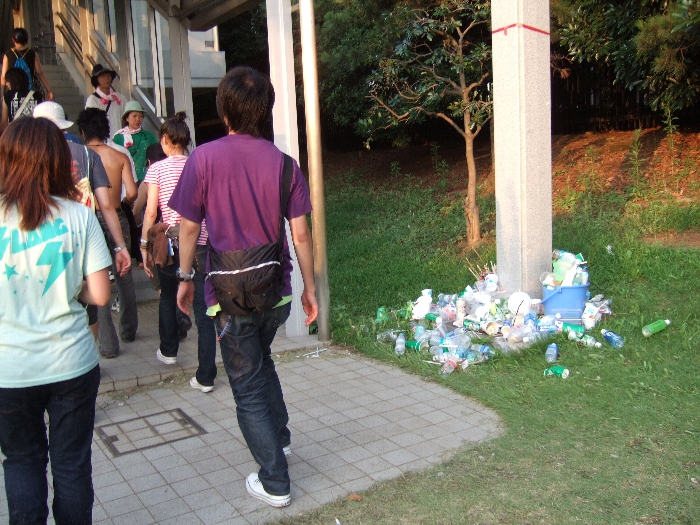 ごみは1個でも存在すると次々に同じ場所に捨てられ、積もっていきます。