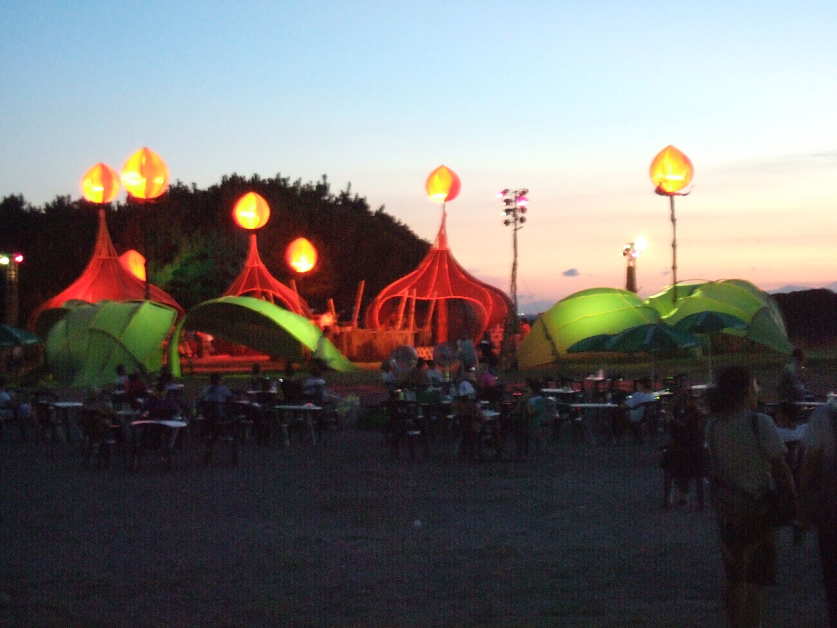 夕方になると点灯します。