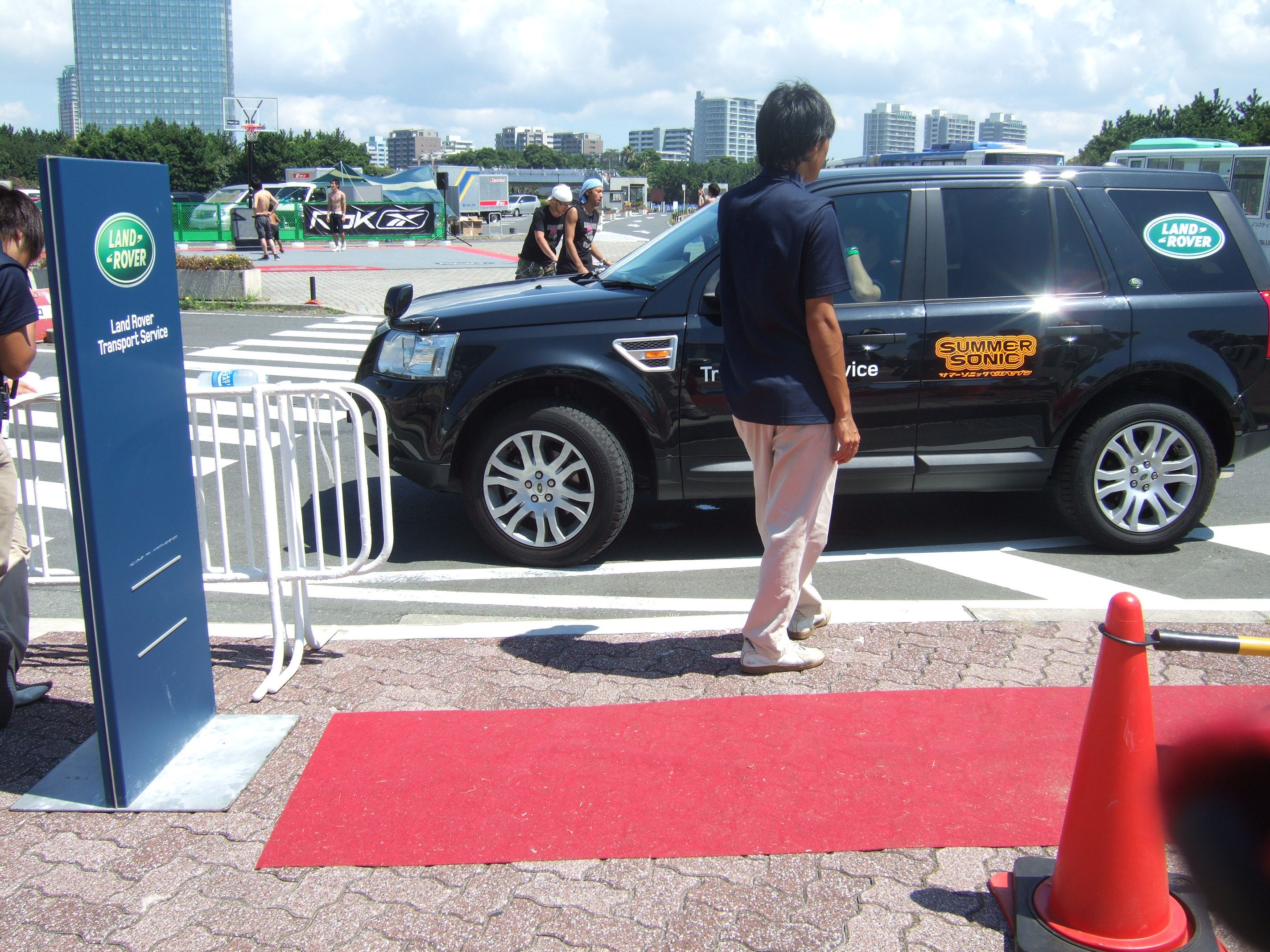 ランドローバーによるサービス。無料です。4人まで乗れます。無料タクシーのようなものです。