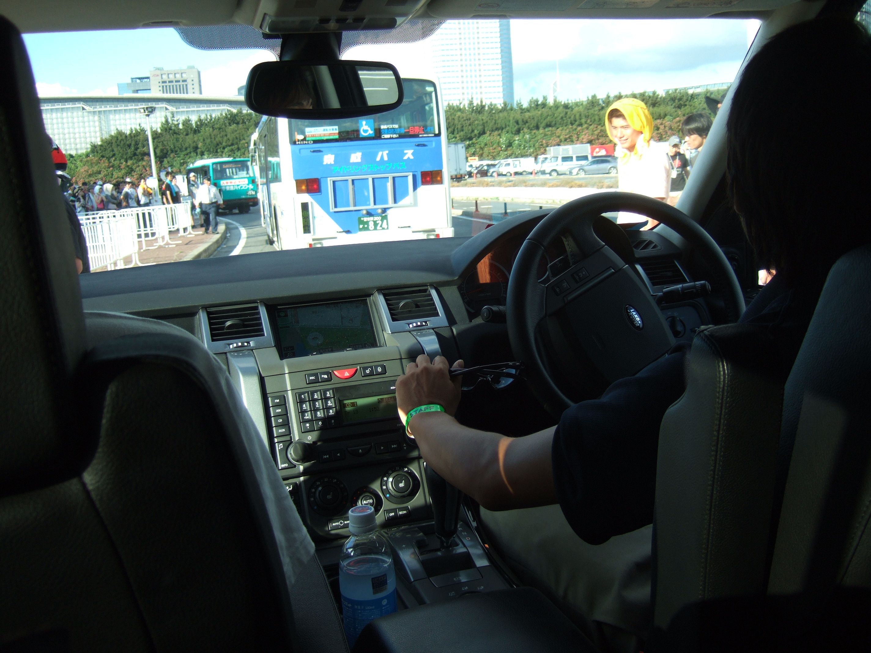 ランドローバーの運転席。