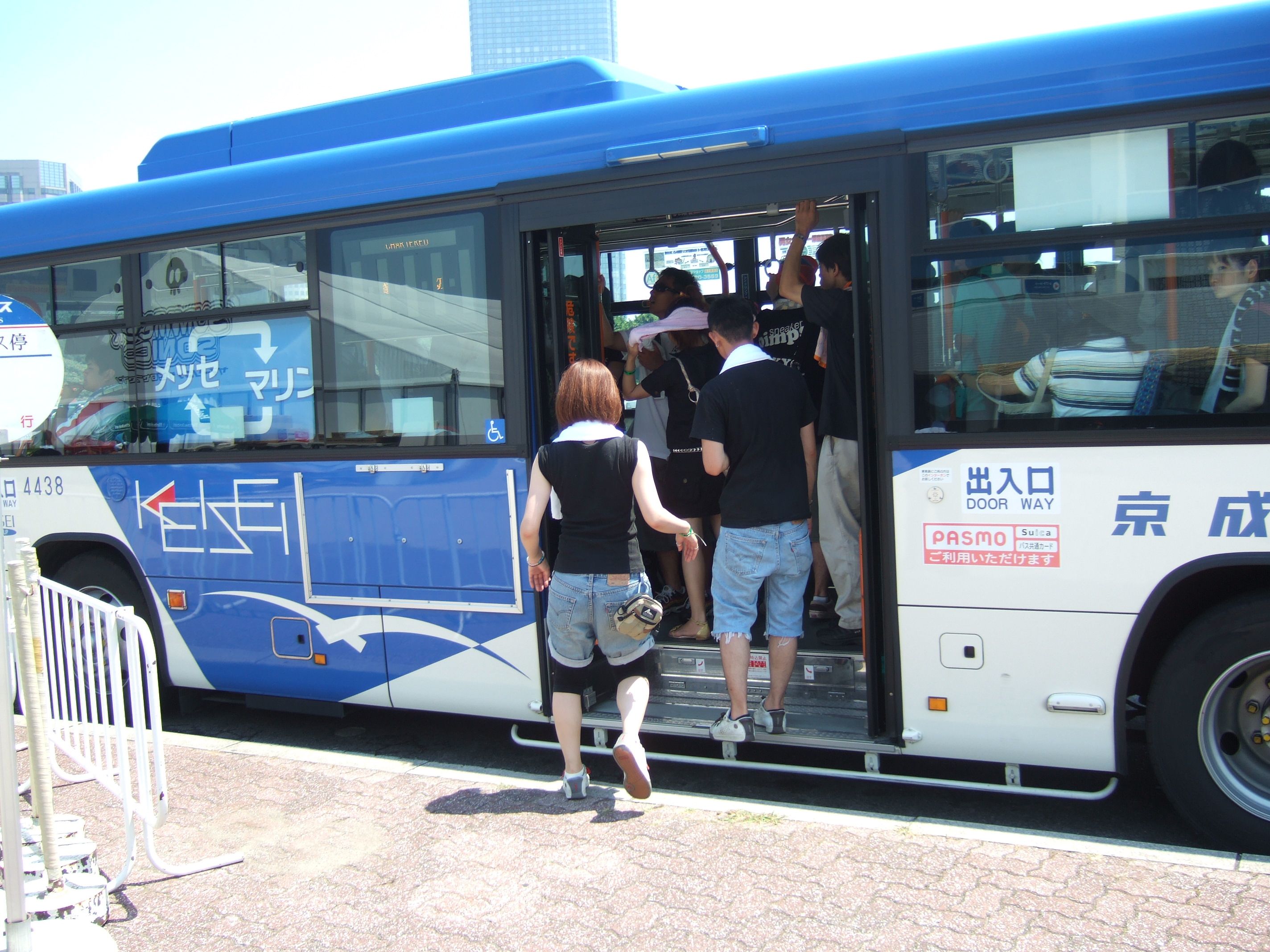 マリン・ステージと幕張メッセを巡回するシャトルバス。